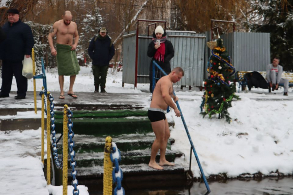 Тернополяни занурюються у крижану воду на Водохреща