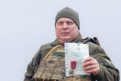 
Почесний нагрудний знак “Золотий хрест” отримав військовий “Єгер” – мисливець за “Ланцетами” (фото)