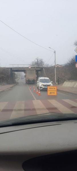 На Гайовій фура знову врізалась у міст