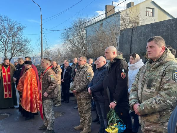 
З військовими почестями на Тернопільщині поховали двох захисників з однієї бригади (фото)