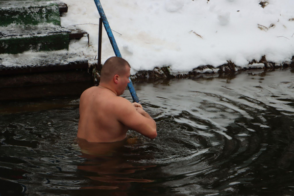 Тернополяни занурюються у крижану воду на Водохреща