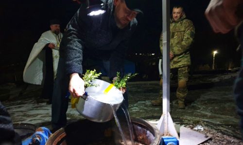 
У Чорткові освятили воду та вилили її у централізовану мережу (фото)