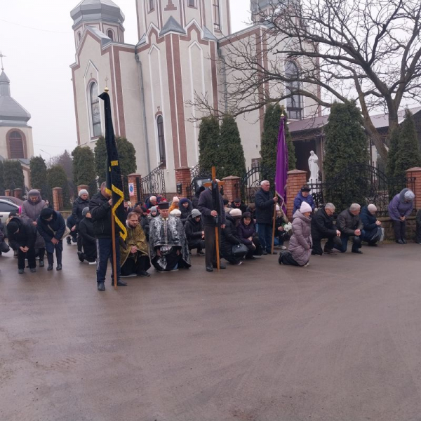 На колінах зустрічали Героя у Борщеві: містяни прощались із загиблим Степаном Сторожуком (фоторепортаж)