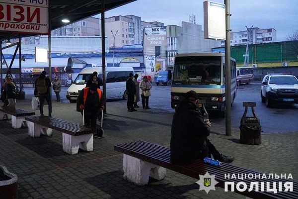 На автовокзалі у Тернополі затримали двох чоловіків з гранатометом у рюкзаку та цілим арсеналом