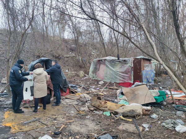 
Спали на землі та були босі: на Тернопільщині у посадці виявили сім'ю, яка жила в халабуді (фото)