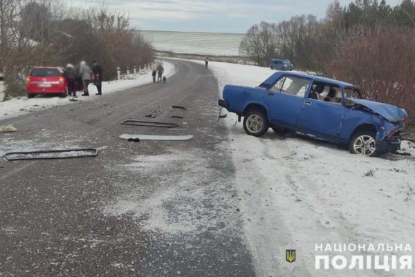 Чергова ДТП у Чистилові: уламки авто розкидані по всій дорозі, є постраждалі