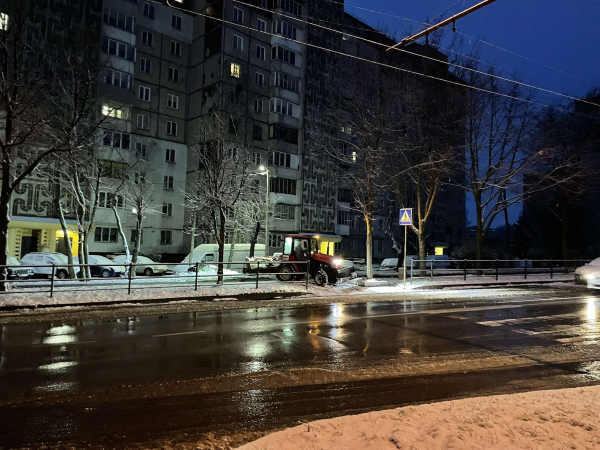 
Снігопад у Тернополі: на вулицях міста з ночі працює спецтехніка (фото)