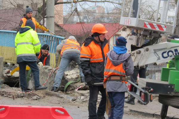 Демонтують плиту на Горбатому мості: рух для транспорту обмежили