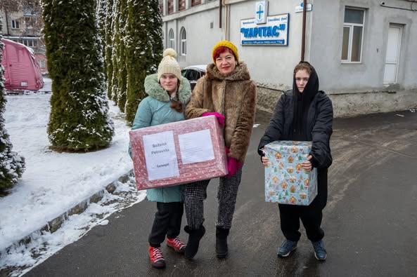 
Благодійники з Чехії передали сім'ям із Тернопільської області більше ста подарунків