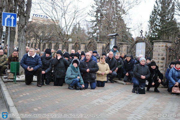 
Тіла полеглих Героїв Руслана Костюка та Івана Конопельського навколішки зустріли у Чорткові (ФОТО)