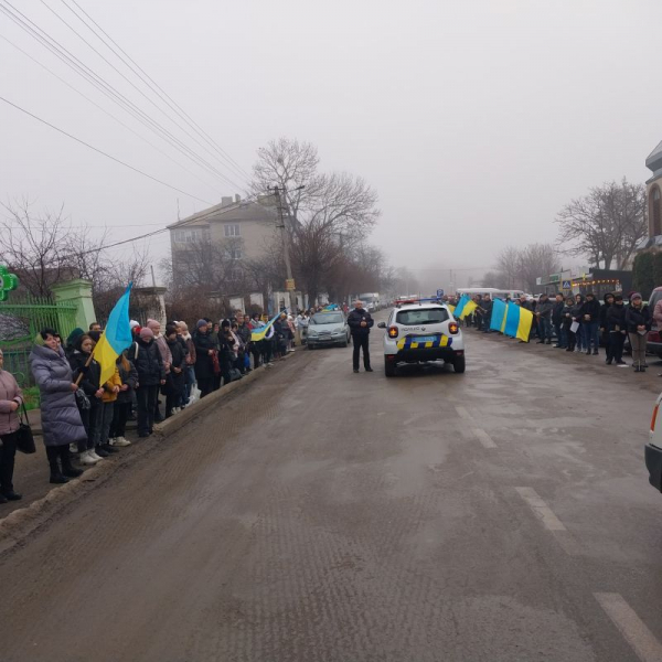 На колінах зустрічали Героя у Борщеві: містяни прощались із загиблим Степаном Сторожуком (фоторепортаж)