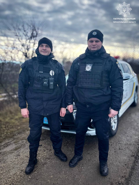 
Розгублену жінку побачили на узбіччі: тернопільські патрульні врятували 85-річну бабусю (фото)