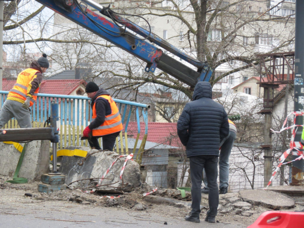 Демонтують плиту на Горбатому мості: рух для транспорту обмежили