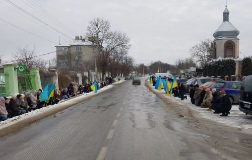 
У Борщеві навколішки зустріли 51-річного захисника, в якого зупинилося серце 