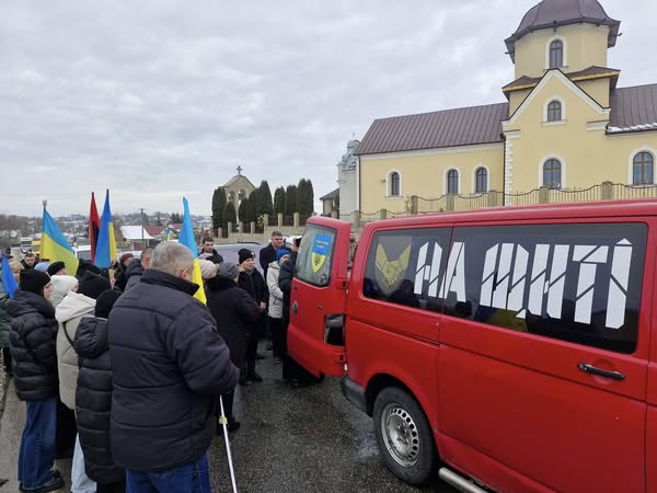 
Без батька залишилися двоє дітей: на Тернопільщині поховали 41-річного воїна (фото)