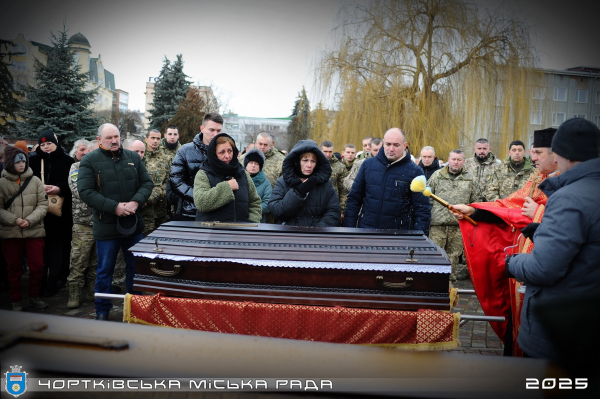 
Тіла полеглих Героїв Руслана Костюка та Івана Конопельського навколішки зустріли у Чорткові (ФОТО)