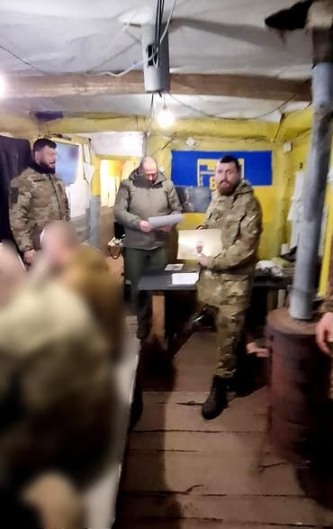 
Командир 105 окремої бригади ТрО вручив почесні нагороди військовослужбовцям (фото)