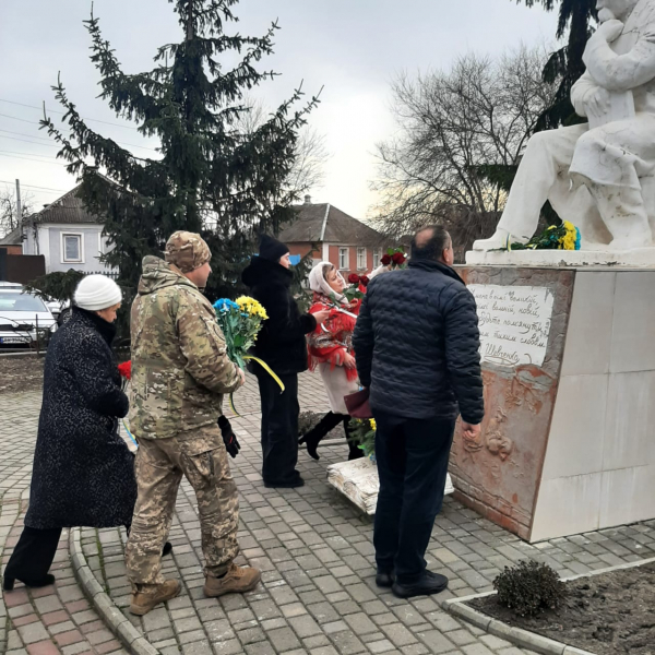 
Військові 105-тої бригади з Тернопільщини долучилися до відзначення Дня Соборності України (ФОТО)