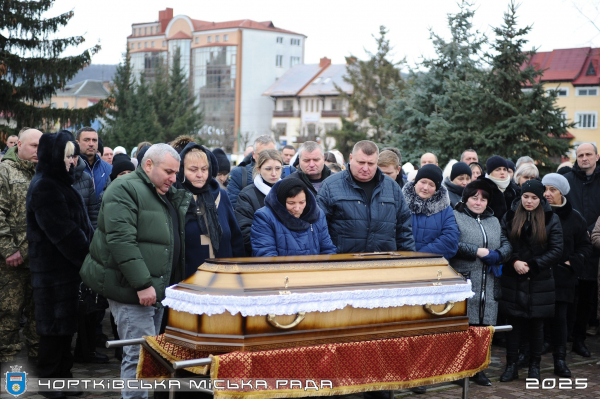 
Тіла полеглих Героїв Руслана Костюка та Івана Конопельського навколішки зустріли у Чорткові (ФОТО)