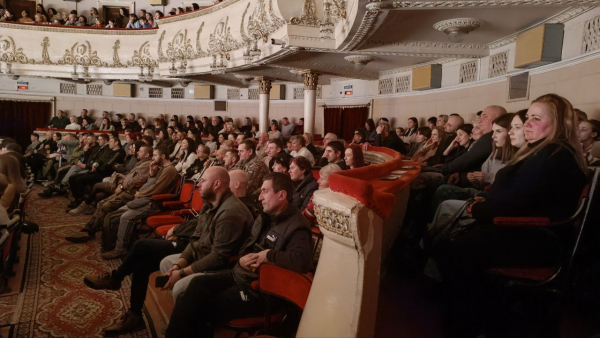 Був аншлаг: виставу «Ніч перед Різдвом» зіграли для військових ти їхніх родин у драматичному театрі