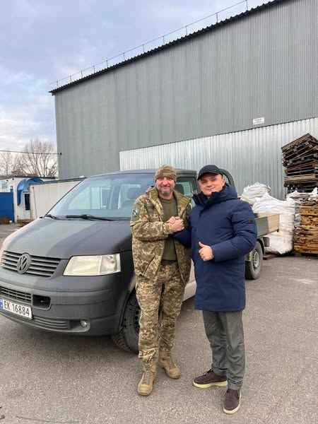 
Підозрюваний у корупції ексголова Тернопільської облради Михайло Головко почав волонтерити (фото)