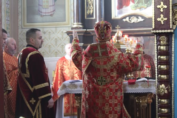 
Священники несли домовину, а службу вів новий митрополит: у Великих Гаях поховали протоієрея Ігоря Чибраса (фото)