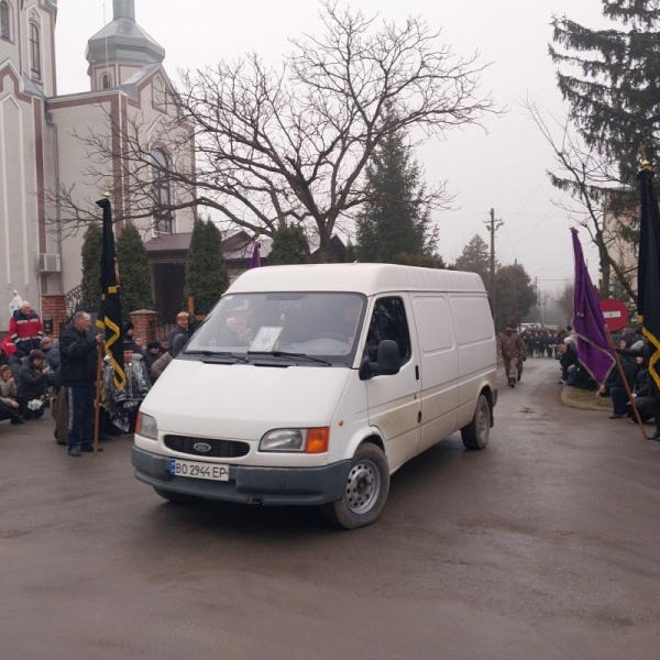 На колінах зустрічали Героя у Борщеві: містяни прощались із загиблим Степаном Сторожуком (фоторепортаж)