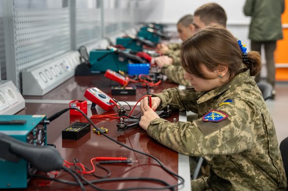 
У місті на Тернопільщині відкрили навчально-практичний центр «Оператор дистанційно керованих апаратів» (фото)