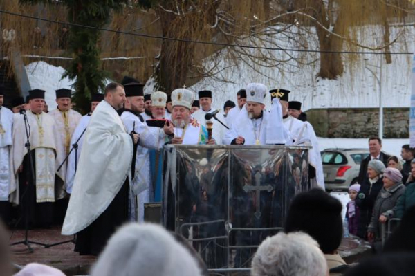 Освячували воду та водили Маланку: у парку Шевченка провели молебінь