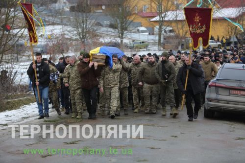 
У селі Васильківці сотні людей попрощалися з командиром Михайлом Ковалем, який загинув на війні (фоторепортаж)