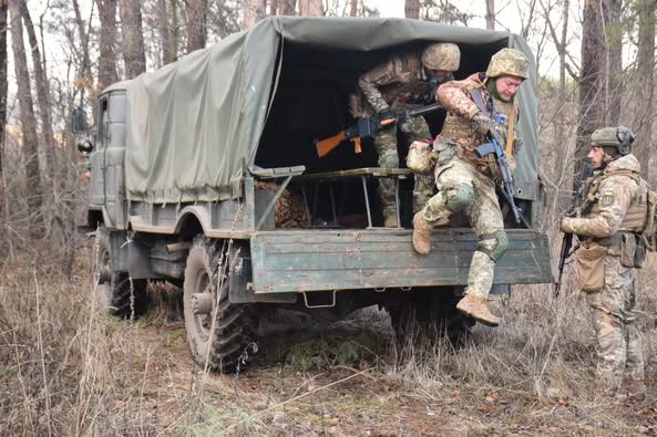 
Показали бойові тренування військовослужбовців 105 окремої бригади територіальної оборони (фото)