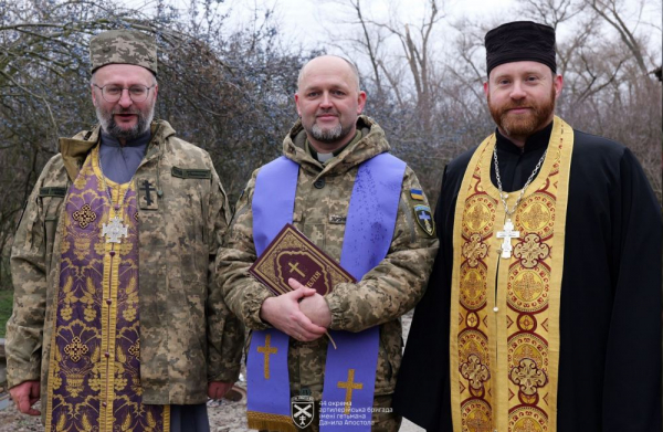 Військовий з Тернопільщини прийняв таїнство хрещення на передовій (фото)