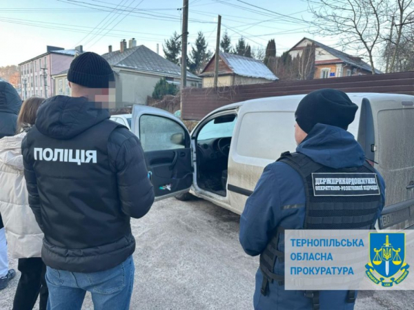 У Кременці затримали 34-річного чоловіка, який вербував людей до незаконного перевезення мігрантів