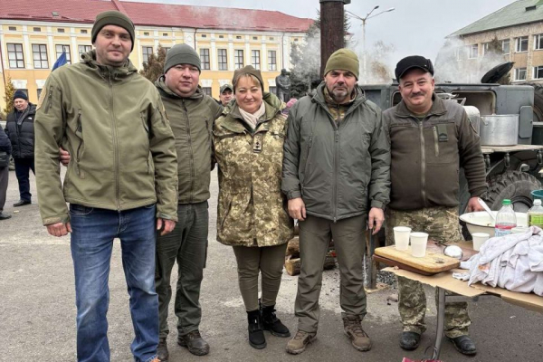 Розколяда, ярмарка та польова кухня: у Збаражі збирають гроші на карету швидкої для захисників