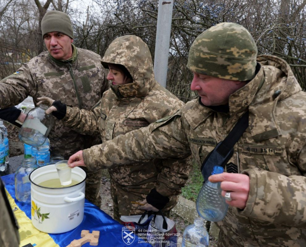 Військовий з Тернопільщини прийняв таїнство хрещення на передовій (фото)