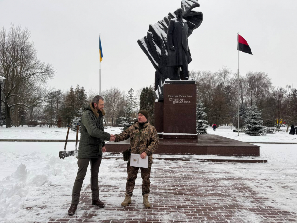 
Легендарного захисника, який повернувся з-за кордону, щоб воювати, нагородив новопризначений голова Тернопільської облради (фото)