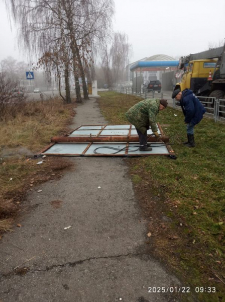 У Тернополі на сміттєзвалище вивезли аварійні білборди