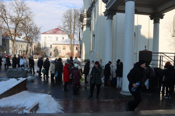 Десятки людей в чергах біля храмів: як тернополяни на Водохреща набирали освячену воду