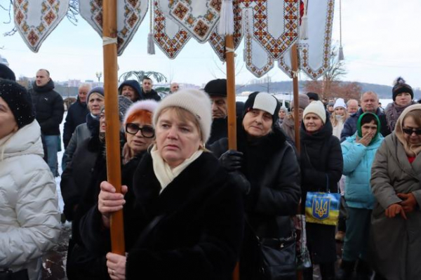 Освячували воду та водили Маланку: у парку Шевченка провели молебінь