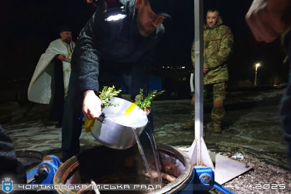 
У Чорткові освятили воду та вилили її у централізовану мережу (фото)