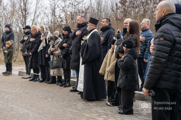 
На фасаді будинку у Тернополі відкрили меморіальну дошку в пам'ять про загиблого захисника (фото)