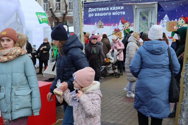 На Театральному майдані розпочало роботу поштове казкове містечко