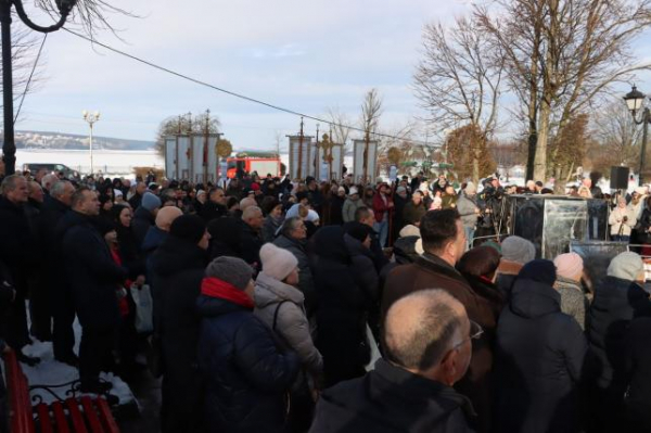 Освячували воду та водили Маланку: у парку Шевченка провели молебінь