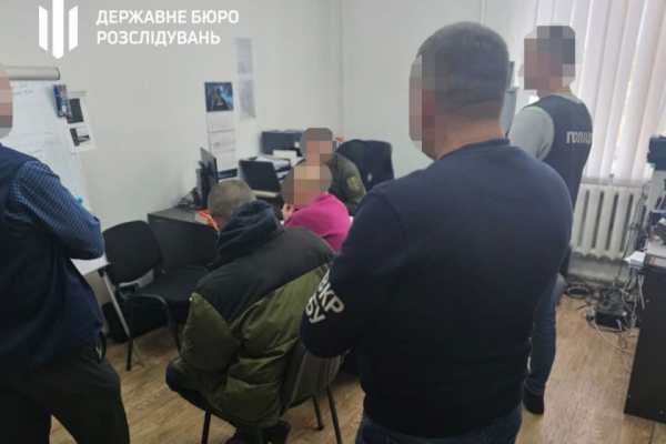 Командира взводу  підозрюють в  нарахуванні підлеглому «бойових» за ремонт будинку своєї доньки