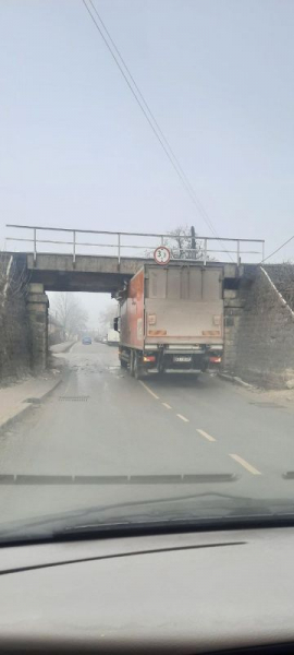 На Гайовій фура знову врізалась у міст