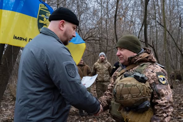 
"Байден" мобілізувався на Тернопільщині: мужнього воїна на передовій нагородили знаком “За врятоване життя” (фото)