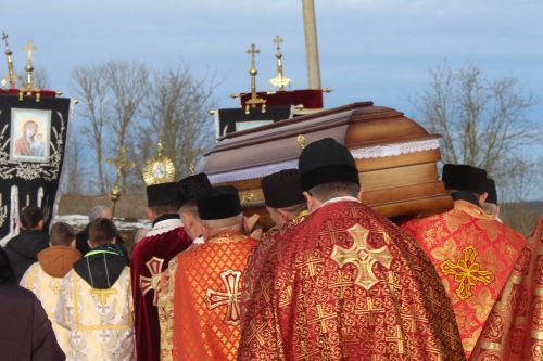 
Священники несли домовину, а службу вів новий митрополит: у Великих Гаях поховали протоієрея Ігоря Чибраса (фото)