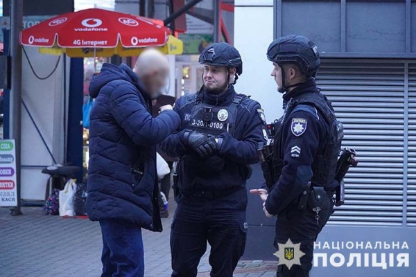 На автовокзалі у Тернополі затримали двох чоловіків з гранатометом у рюкзаку та цілим арсеналом