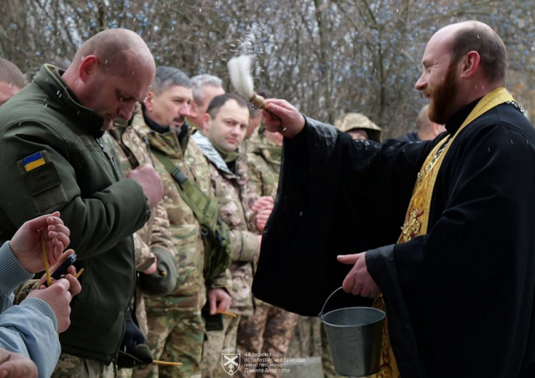 Військовий з Тернопільщини прийняв таїнство хрещення на передовій (фото)