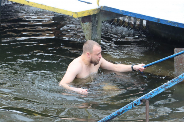 Тернополяни занурюються у крижану воду на Водохреща